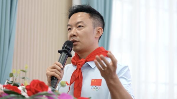 奥运冠军郭伟阳为同学们送上寄语。图片来源:国家体育总局体育文化发展中心